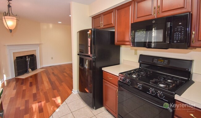 Foto del edificio - End Unit Townhome in Warrington Hunt community with 2 car garage!