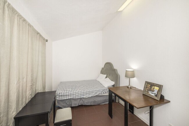 Foto del edificio - 4 Bed, 4 Bath Home Steps from Downtown Pal...
