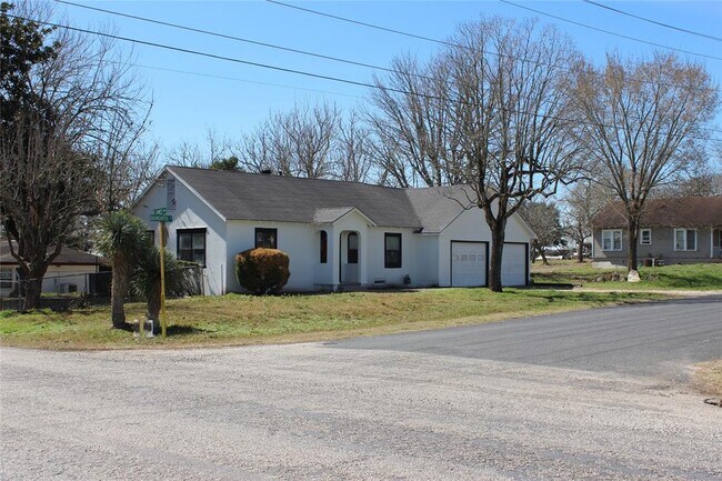 Building Photo - 1102 Baumgarten St