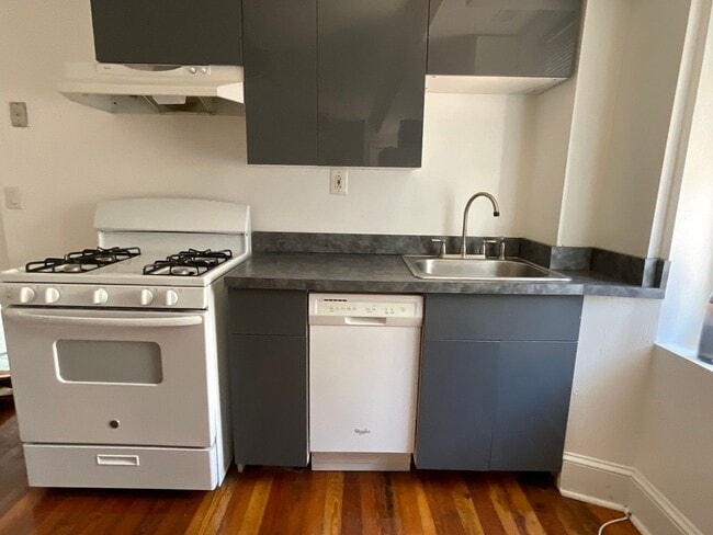 Building Photo - 624 Catharine Street