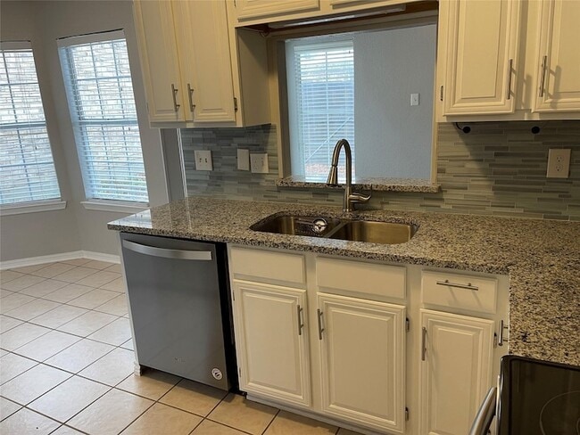 Foto del edificio - 18159 Whispering Gables Ln