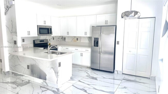 Foto del edificio - 3368 W 108th St