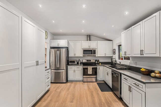 Building Photo - Stunning Remodeled 4 Bedroom Home in Charm...