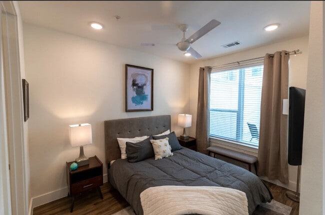 Building Photo - White Oak Heights