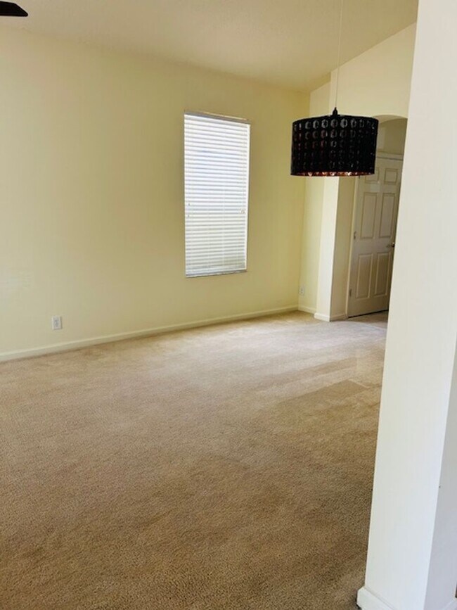 Foto del edificio - VICTORIA PARK 2-Story - 4 bedroom 2.5 bath 2 car garage AVAILABLE NOW - contact Karen Guardino, R...