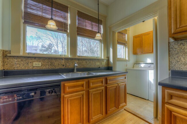 Building Photo - Central Gardens 3br Charmer!