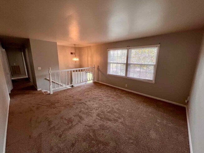 Building Photo - 4BR 2BA Home W/ Apartment Layout Downstairs!