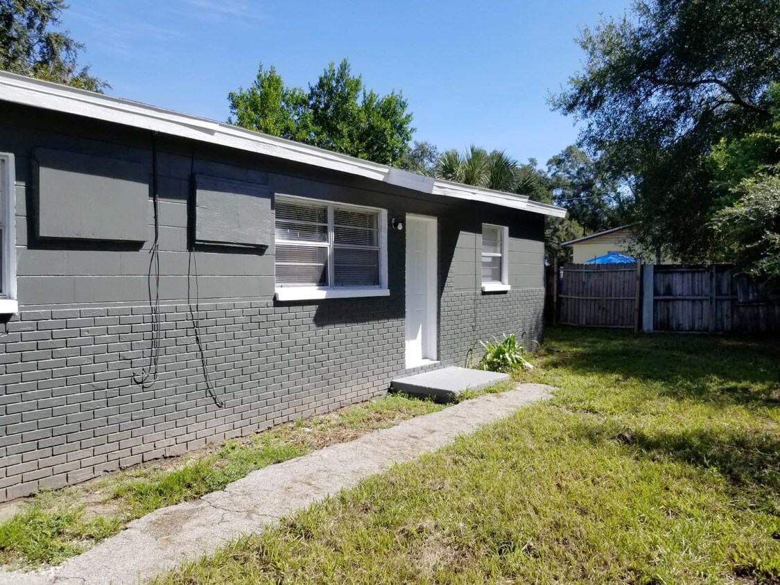 Primary Photo - 8215 N Florida Ave