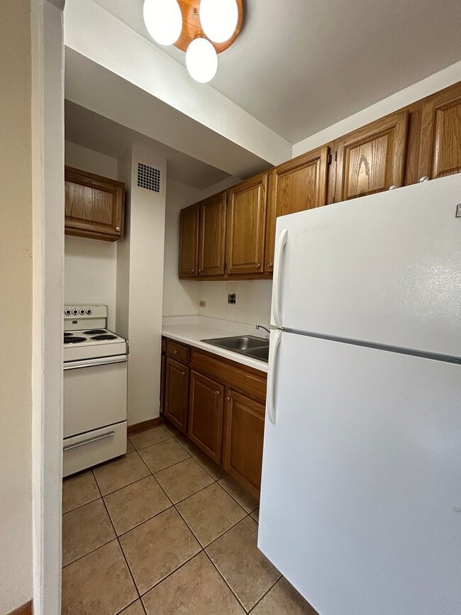 Building Photo - 4180 N Marine Dr