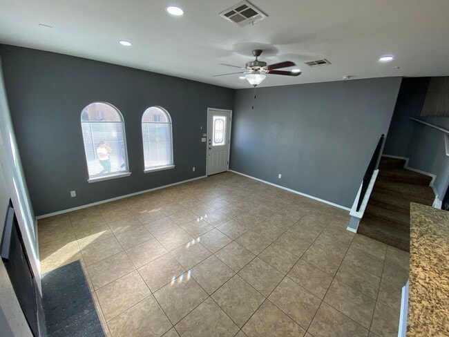 Building Photo - Beautiful Home!