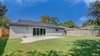 Building Photo - 966 Redway Ln