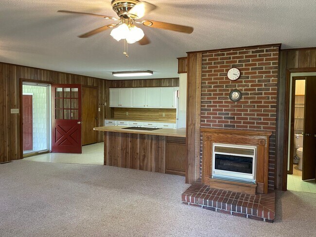 Building Photo - 2 BED 2 BATH HOME. $1,300 RENT $1,300 DEPOSIT