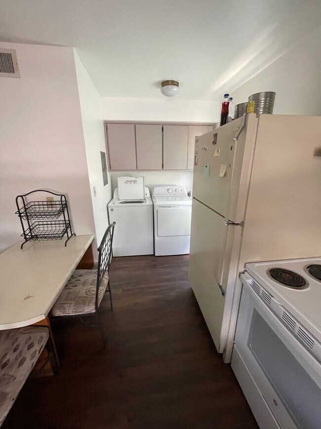 Building Photo - Your Ideal Home Close to Campus!