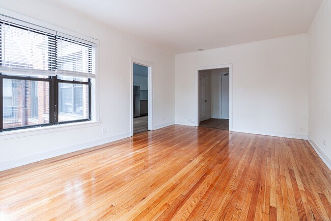 Foto del edificio - 2819 N Pine Grove Ave