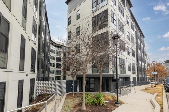 Building Photo - 800 Embassy Dr