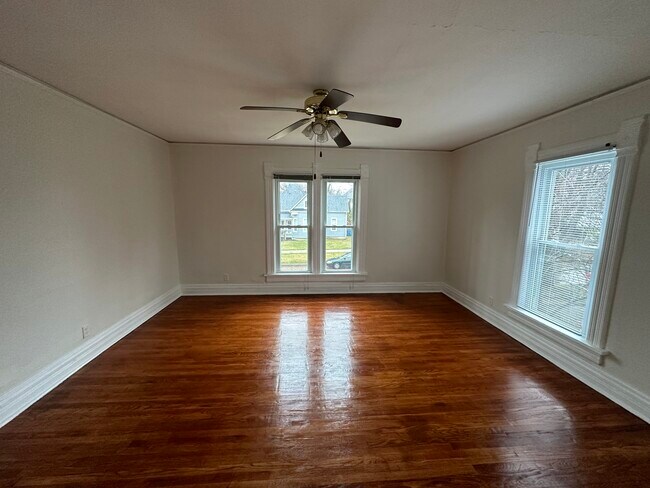 living room (photo 2) - 604 W Union St