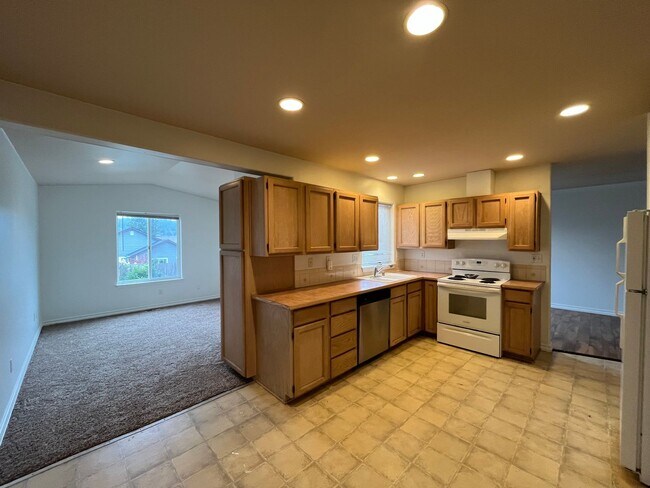 Building Photo - Three Bedroom In Great Location