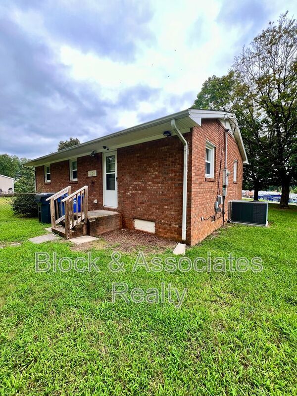 Building Photo - 616 Fairview St