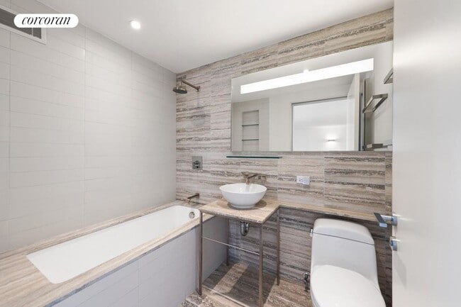 Foto del edificio - 322 W 57th St