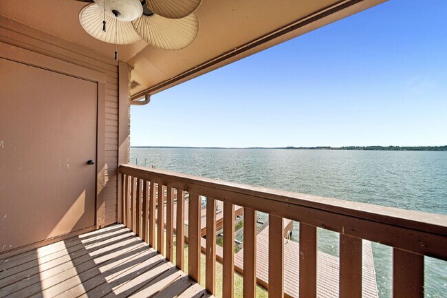 Foto del edificio - Welcome to your lakeside sanctuary in the gated Lake Pointe condominium community on Lake Conroe....