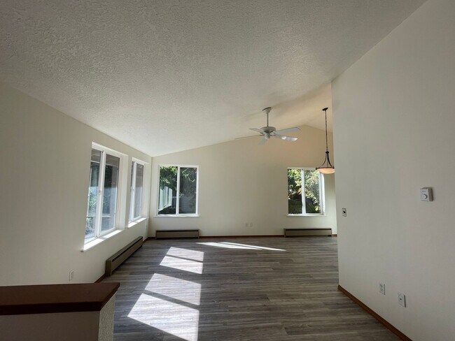 Foto del edificio - Beautiful 3 Bed/2 Bath Single-Level Home i...