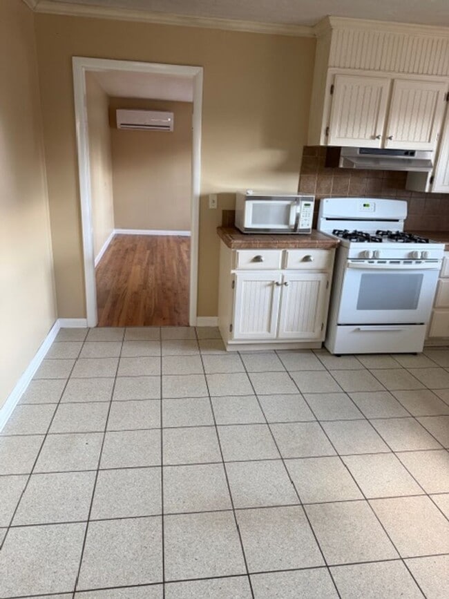 Building Photo - 2 Bed / 1 Bath Home in Newark | Newly Updated