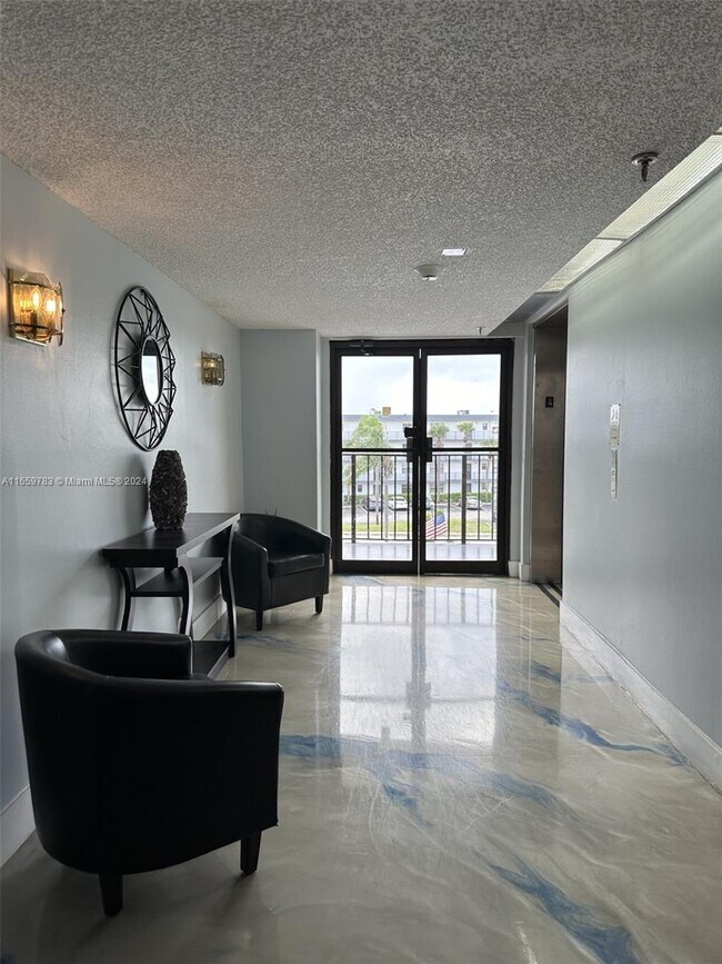 Foto del edificio - 9370 SW 8th St