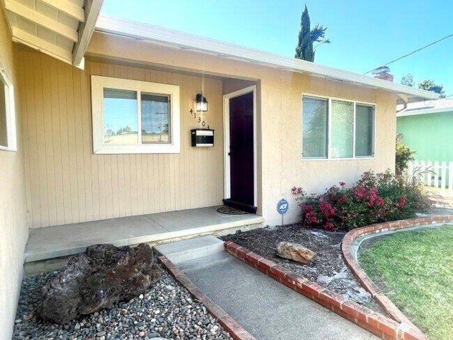 Foto del edificio - 3-Bedroom 2 Bathroom Home in Irvington Fre...