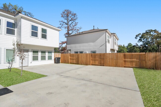 Foto del edificio - 8302 Tidwell Rd