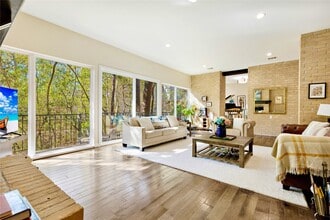 Building Photo - 201 Vanderpool Ln