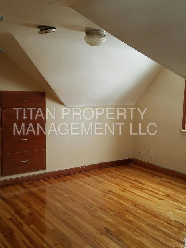Building Photo - 127 Elm St