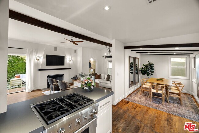 Foto del edificio - 7416 Rosewood Ave