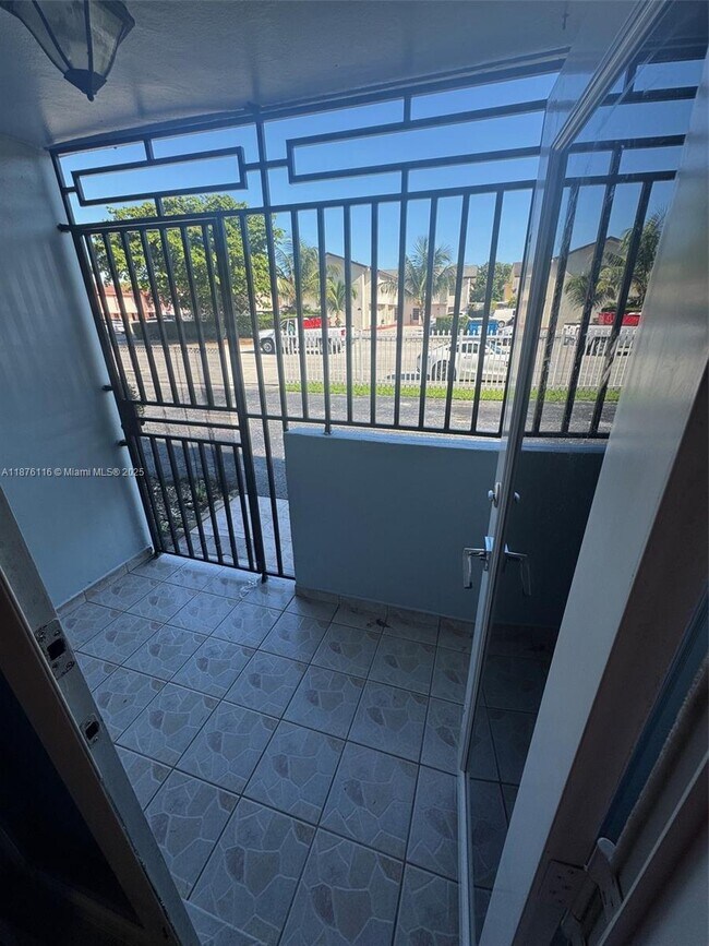 Foto del edificio - 1300 W 41st St