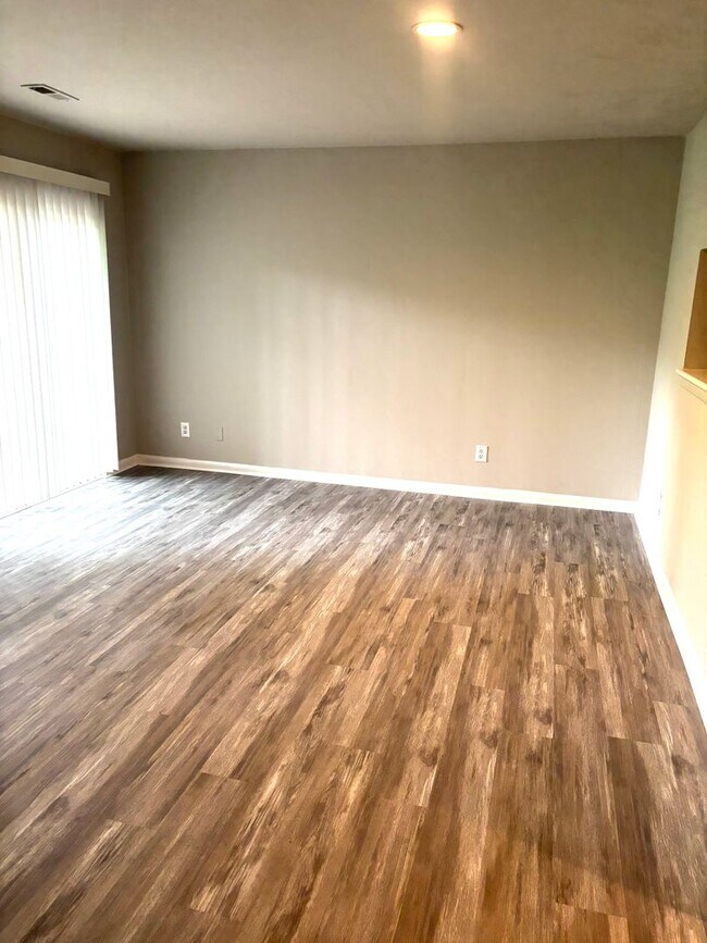 Building Photo - 3 bedroom/ 1.5 bathroom. The Midlands