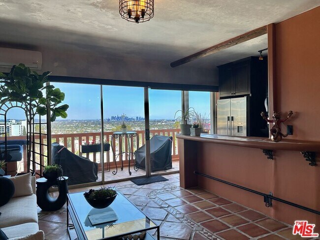 Foto del edificio - 999 N Doheny Dr