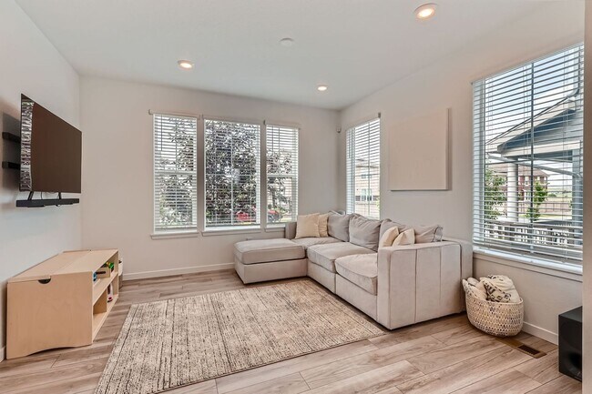 Building Photo - Modern Living in Boulder County – Spacious...