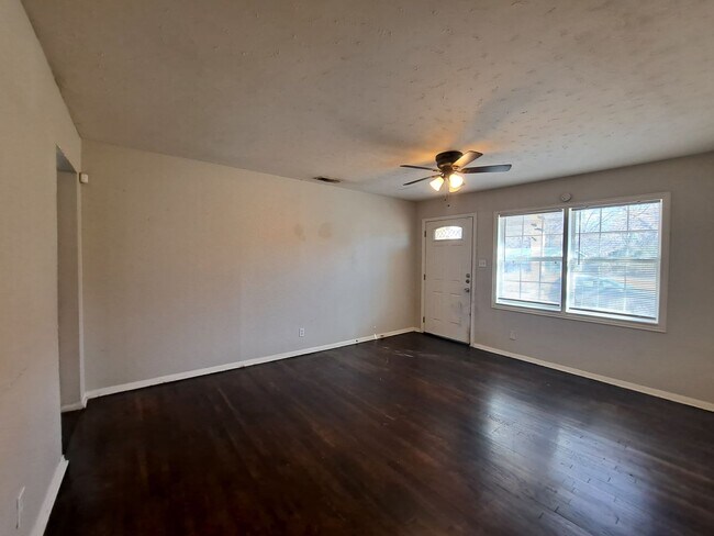 Building Photo - Priced to Lease! 3 Bedrooms, 1 bathroom, 1...