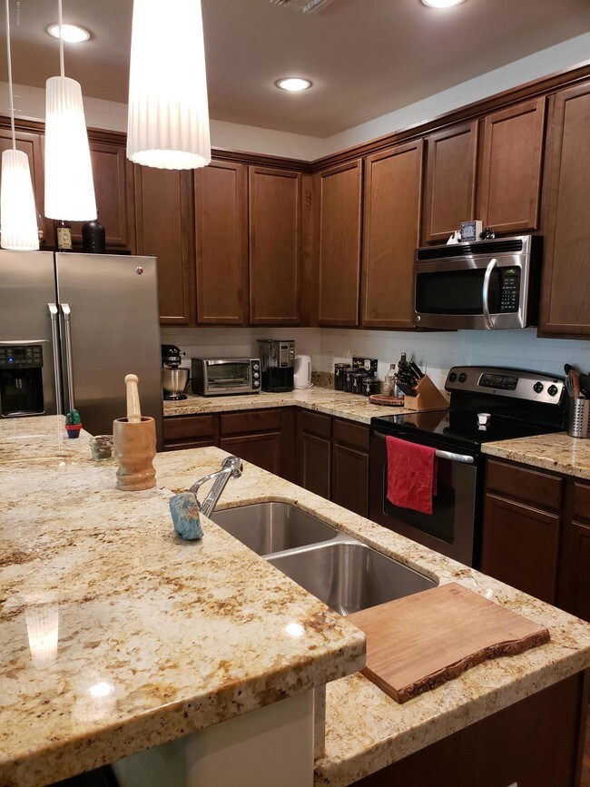 Building Photo - 2422 E Blue Diamond Dr