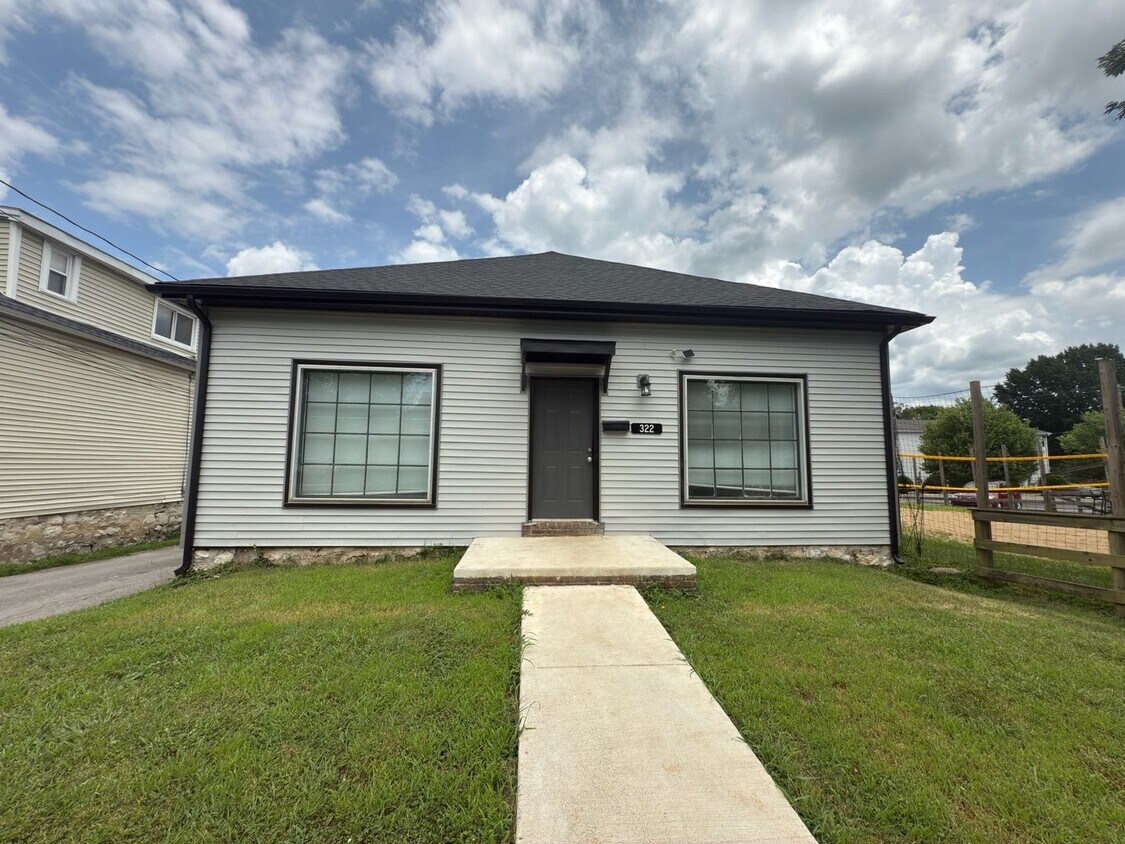 Primary Photo - Four bedroom, two bathroom home near downt...