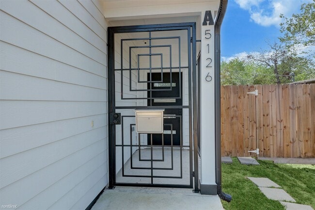 Building Photo - 3 br, 2.5 bath Duplex - 5126 Lyndhurst Dri...