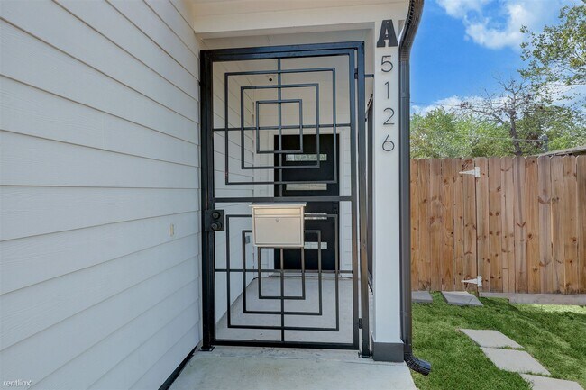 Foto del edificio - 3 br, 2.5 bath Duplex - 5126 Lyndhurst Dri...