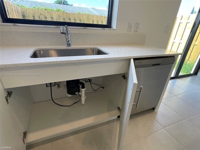 Building Photo - 3 br, 3 bath Townhome - 973 NE 211th St