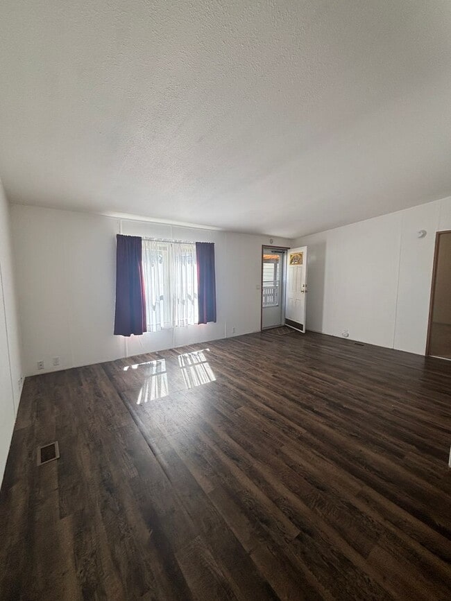 Building Photo - 3 Bedroom 2 bathroom