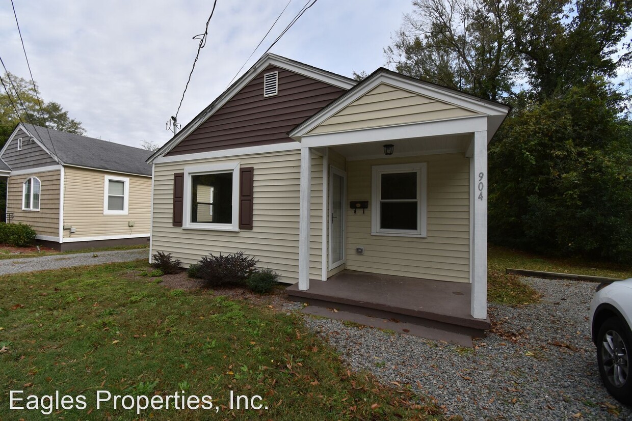 Primary Photo - 2 br, 1 bath House - 904 North Pineview Av...