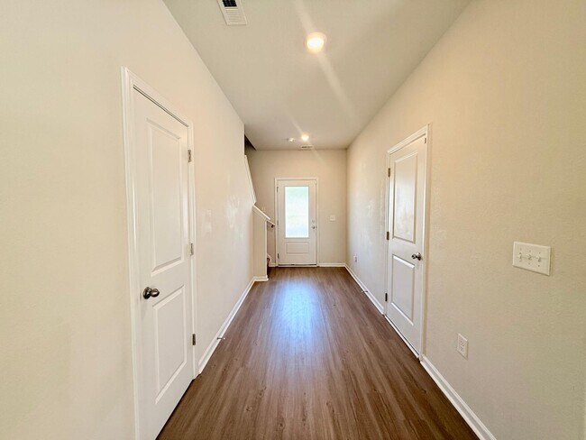 Foto del edificio - 6200 Lowe Ln