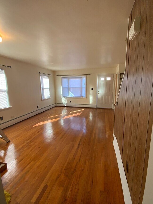 Building Photo - 3 br, 1 bath House - 518 E HIGH ST