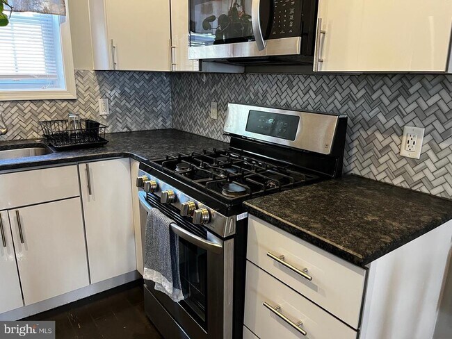 Building Photo - 2423 W Seybert St