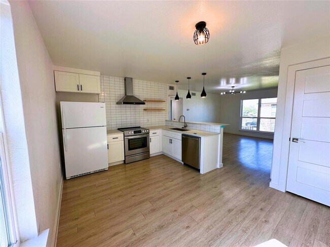 Building Photo - 8603 Putnam Dr