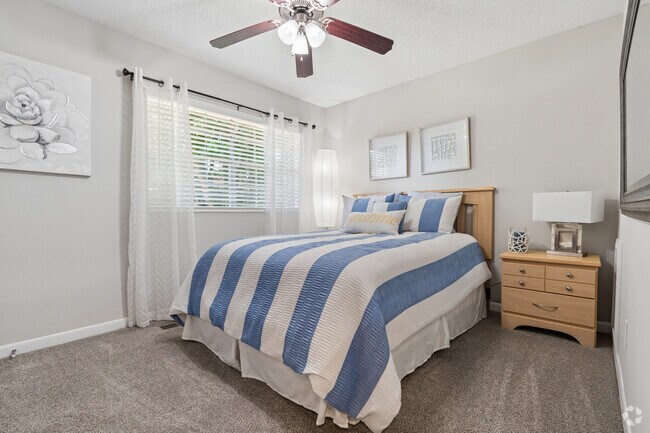 2 habitaciones, 1.5 baños - 980 pies cuadrados - Dormitorio - Knollwood Townhouse Apartments