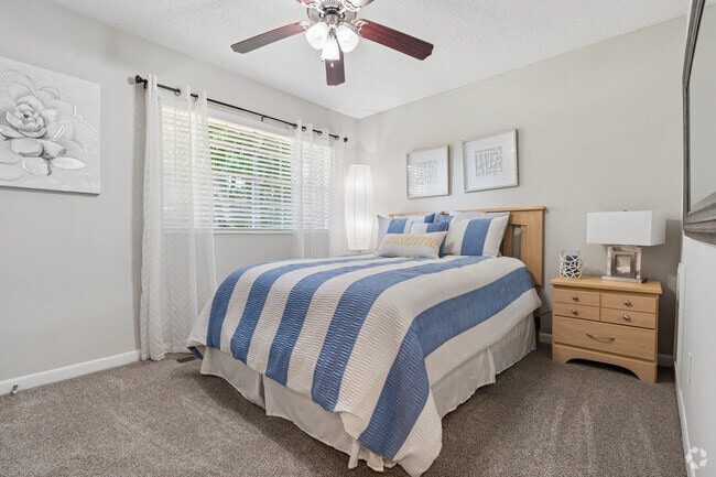 2BR,1.5BA - 980SF - Bedroom - Knollwood Townhouse Apartments